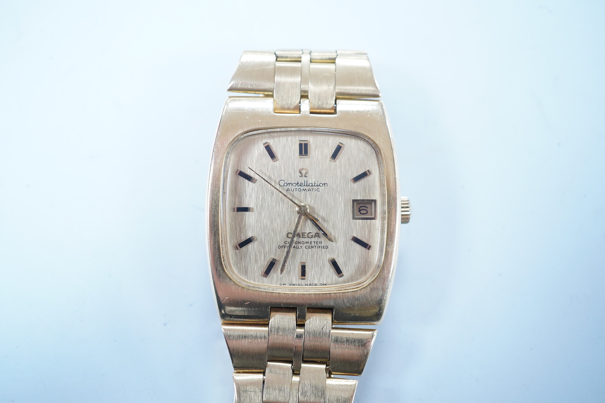 A gentleman's 1980's? 18k gold Omega Constellation Automatic Officially Certified Chronometer wrist watch, with baton numerals and date aperture, on an 18k gold Omega bracelet, case diameter 33mm, gross weight 132.7 gram